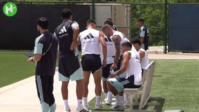 Julián Álvarez im Mittelpunkt von Scherzen beim Argentinien-Training
