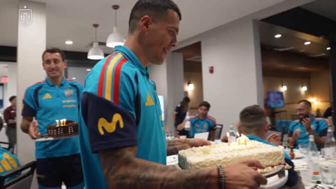 Spanien feiert Geburtstage von Rodri und Mikel Merino