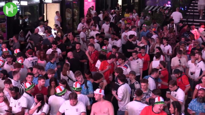 Englands Fans singen Sweet Caroline beim WM-Spiel gegen Panama