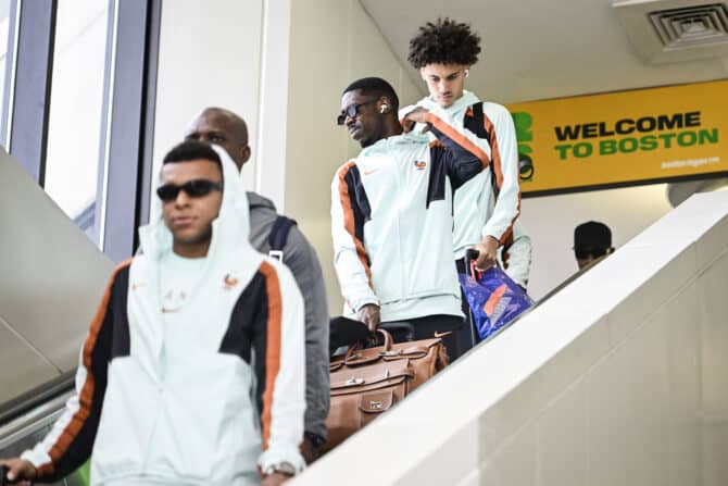 Boston, Massachusetts, USA, 10. Juni 2026: Frankreichs Ousmane Dembélé trifft am Boston Logan International Airport ein. Die französische Nationalmannschaft bereitet sich auf die FIFA-Weltmeisterschaft 2026 vor. (Foto: Jaiden Tripi/Getty Images)