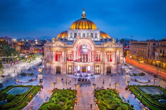 Der prachtvoll beleuchtete Palacio de Bellas Artes in Mexiko-Stadt zur blauen Stunde. Das Kulturwahrzeichen liegt im historischen Zentrum der WM-Gastgeberstadt 2026. (Copyright Depositphotos.com)