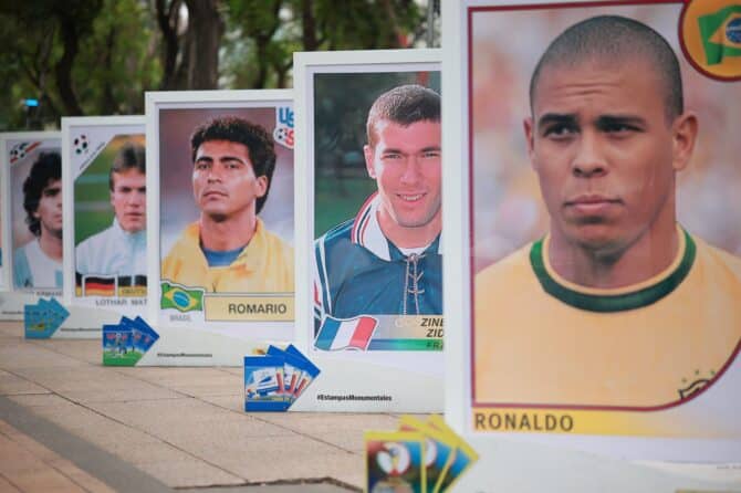 Überdimensionale Panini-Sammelbilder früherer Weltmeisterschafts-Stars wie Ronaldo, Zinédine Zidane und Romário bei einer Ausstellung auf dem Paseo de la Reforma am 11. Mai 2026 in Mexiko-Stadt. Hector Vivas / Getty Images