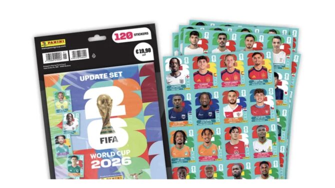Die Panini-Verkaufseinheit „Update Set" zur FIFA Fußball-WM 2026 mit 120 Stickern für 19,90 Euro, daneben mehrere Sticker-Bögen mit WM-Teilnehmern wie Noni Madueke.