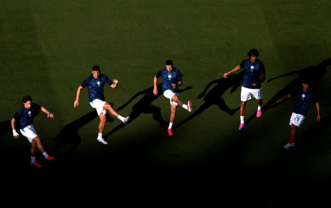 Paraguays Nationalspieler wärmen sich vor dem WM-Spiel gegen Australien auf