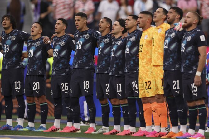 Die Spieler Paraguays stehen vor dem Gruppenspiel D der FIFA Weltmeisterschaft 2026 gegen die USA während der Nationalhymne beisammen. Das Spiel wurde am 12. Juni 2026 im Los Angeles Stadium in Los Angeles ausgetragen. Richard Heathcote / Getty Images