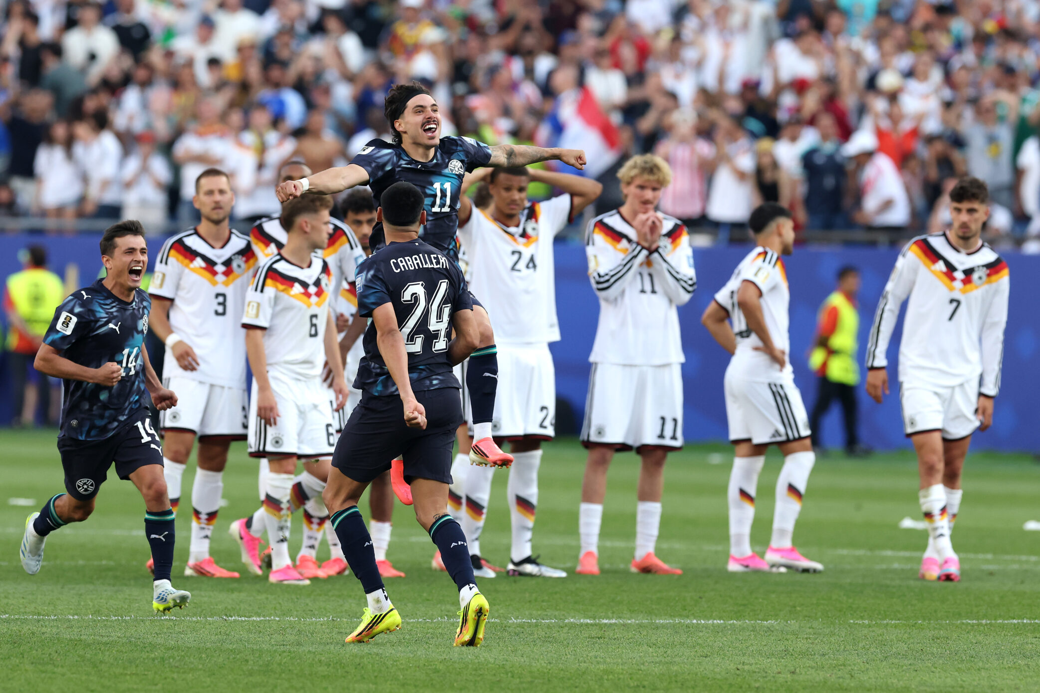 Mauricio Magalhaes Prado jubelt mit seinen Teamkollegen, nachdem José Canale den entscheidenden Elfmeter zum Sieg Paraguays im WM-2026-Sechzehntelfinale gegen Deutschland verwandelt hat. Die Partie fand am 29. Juni 2026 im Boston Stadium in Foxborough, Massachusetts, statt. (Foto: Alexander Hassenstein/Getty Images)