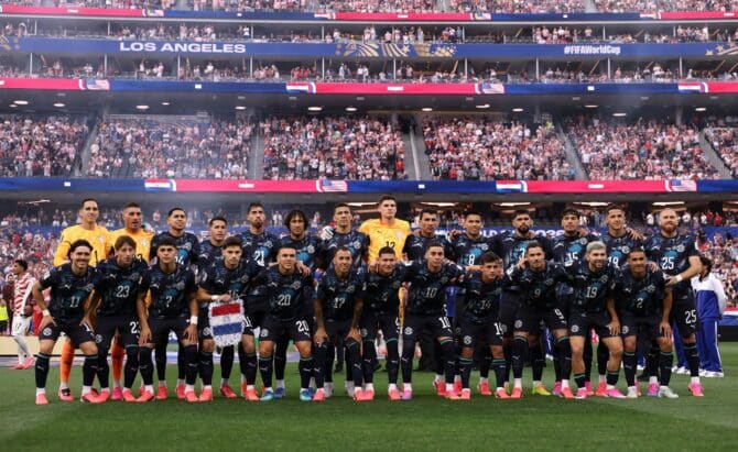 Die Nationalmannschaft Paraguays stellt sich vor dem WM-Spiel der Gruppe D gegen die USA zum Mannschaftsfoto auf. Die Partie fand am 12. Juni 2026 im Los Angeles Stadium in Los Angeles statt. (Richard Heathcote / Getty Images North America via Getty Images)