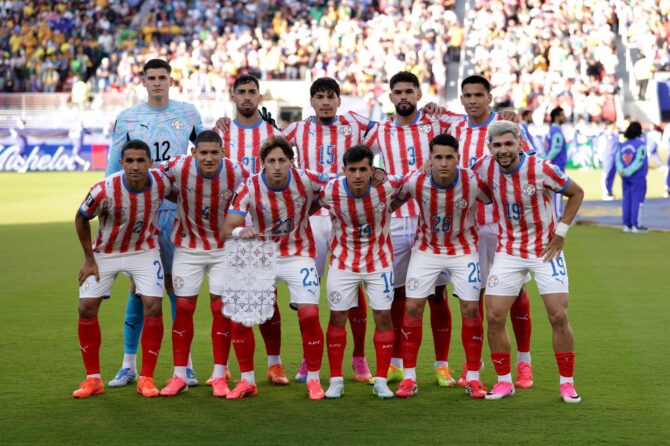 Die Startelf Paraguays stellt sich vor dem Gruppenspiel der Gruppe D bei der Fußball-Weltmeisterschaft 2026 gegen Australien für das traditionelle Mannschaftsfoto auf. Die Partie wurde am 25. Juni 2026 im San Francisco Bay Area Stadium in Santa Clara, Kalifornien, ausgetragen. Stu Forster / Getty Images