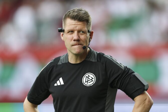 Schiedsrichter Patrick Ittrich vor dem Anpfiff der Bundesliga-Partie zwischen dem 1. FC Union Berlin und dem FC Augsburg. Das Spiel fand am 16. Mai 2026 im Stadion An der Alten Försterei in Berlin statt. (Maja Hitij / Getty Images Europe via Getty Images)
