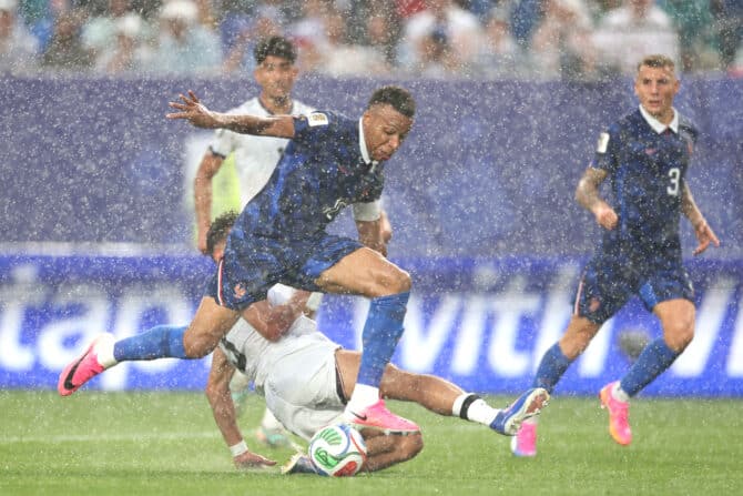 PHILADELPHIA, PENNSYLVANIA - 22. Juni 2026: Kylian Mbappé (Nr. 10) aus Frankreich wird während des Gruppenspiels der FIFA-Weltmeisterschaft 2026 zwischen Frankreich und dem Irak im Philadelphia Stadium von Hussein Ali (Nr. 3) aus dem Irak attackiert. (Foto: Kevin C. Cox/Getty Images)