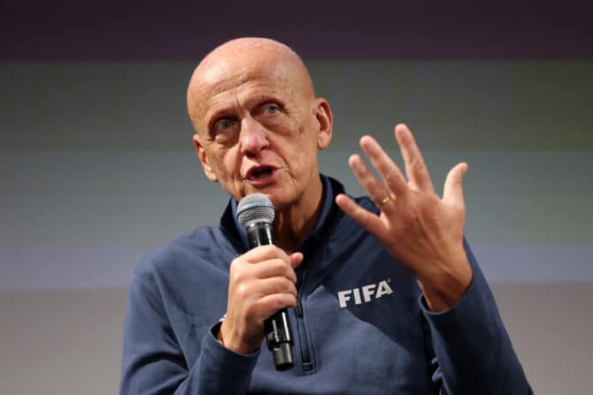 Washington, D.C., USA, 4. Dezember 2025: Pierluigi Collina, Vorsitzender des FIFA-Schiedsrichterkomitees, spricht im John F. Kennedy Center for the Performing Arts in Washington. (Foto: Dan Mullan/Getty Images)