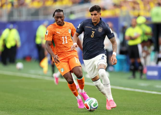 Philadelphia, Pennsylvania, USA, 14. Juni 2026: Piero Hincapié (Nr. 3) aus Ecuador behauptet den Ball gegen Yan Diomandé (Nr. 11) von der Elfenbeinküste während des WM-Spiels der Gruppe E im Philadelphia Stadium. (Foto: Dan Mullan/Getty Images)