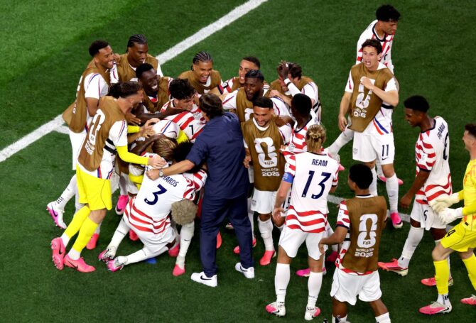 US-Nationaltrainer Mauricio Pochettino feiert nach dem Sieg im Gruppenspiel D der FIFA Weltmeisterschaft 2026 gegen Paraguay gemeinsam mit Giovanni Reyna und weiteren Spielern. Die Partie fand am 12.