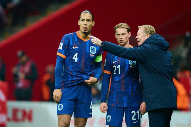 WARSAU, POLEN – 14. NOVEMBER: Virgil van Dijk und Frenkie de Jong unterhalten sich mit dem niederländischen Nationaltrainer Ronald Koeman während des Qualifikationsspiels zur FIFA-Weltmeisterschaft 2026 zwischen Polen und den Niederlanden im PGE Narodowy am 14. November 2025 in Warschau, Polen. (Foto: Rafal Oleksiewicz/Getty Images)