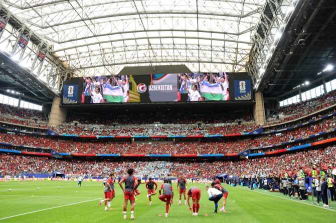 Die Spieler Portugals wärmen sich vor dem WM-2026-Gruppenspiel gegen Usbekistan im Houston Stadium auf. Die portugiesische Nationalmannschaft bereitete sich am 23. Juni 2026 in Houston, Texas, auf die Partie der Gruppe K vor. (Michael Steele / Getty Images)