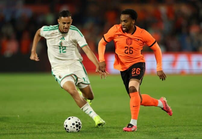 Quinten Timber, Mittelfeldspieler der Niederlande, treibt den Ball nach vorne und setzt sich dabei gegen den Algerier Nadhir Benbouali durch. Die Szene stammt aus dem Freundschaftsspiel am 3. Juni 2026 im Stadion De Kuip in Rotterdam. Dean Mouhtaropoulos / Getty Images