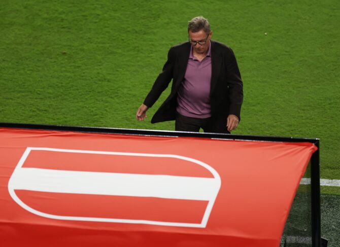 Österreichs Teamchef Ralf Rangnick an der Seitenlinie hinter einer Bande mit dem ÖFB-Logo während des Gruppenspiels J der FIFA Weltmeisterschaft 2026 gegen Jordanien am 16. Juni 2026 im San Francisco Bay Area Stadium in Santa Clara, Kalifornien. Dean Mouhtaropoulos / Getty Images