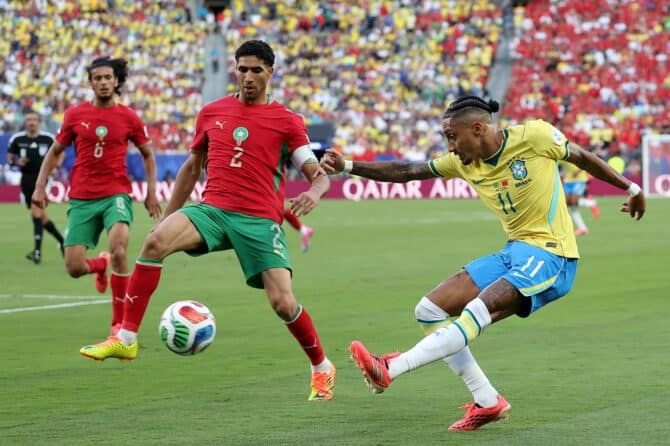 Raphinha von Brasilien bringt den Ball gegen Achraf Hakimi von Marokko in die Mitte während des WM-2026-Gruppenspiels der Gruppe C im New York New Jersey Stadium in East Rutherford, New Jersey, am 13. Juni 2026. Darrian Traynor / Getty Images
