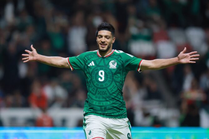 Mexikos Stürmer Raúl Jiménez jubelt nach dem zweiten Treffer im Länderspiel gegen Serbien am 4. Juni 2026 im Estadio Nemesio Díez in Toluca. Der Angreifer streckt feiernd die Arme aus. Manuel Velasquez / Getty Images