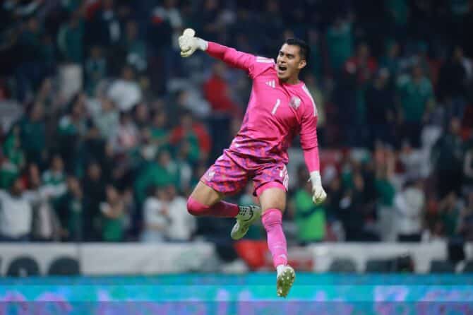 Mexikos Torhüter Raúl Rangel springt jubelnd in die Luft, nachdem Raúl Jiménez das dritte Tor im Länderspiel gegen Serbien erzielt hat, am 4. Juni 2026 im Estadio Nemesio Díez in Toluca. Der Keeper im pinkfarbenen Trikot feiert ausgelassen. Manuel Velasquez / Getty Images
