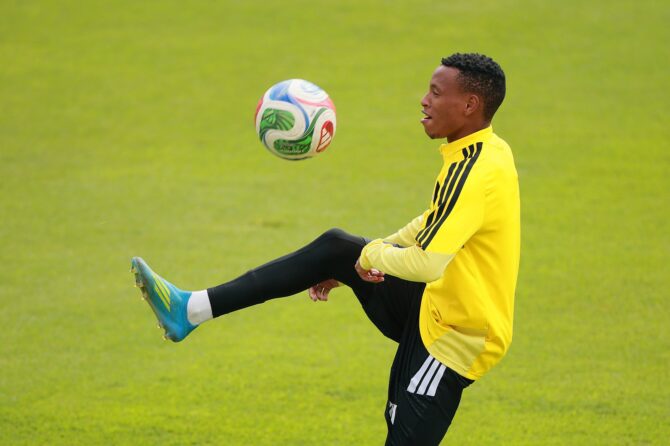 Relebohile Ratomo von Südafrika wärmt sich beim Training am 3. Juni 2026 im Estadio Hidalgo in Pachuca, Mexiko, auf. (Manuel Velasquez / Getty Images)