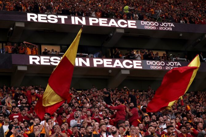 Eine LED-Anzeigetafel zeigt den Schriftzug Rest In Peace Diogo Jota im Gedenken an Diogo Jota und seinen Bruder Andre Silva vor dem Champions-League-Spiel zwischen Galatasaray und dem FC Liverpool im Ali Sami Yen Spor Kompleksi in Istanbul am 30. September 2025. Justin Setterfield / Getty Images