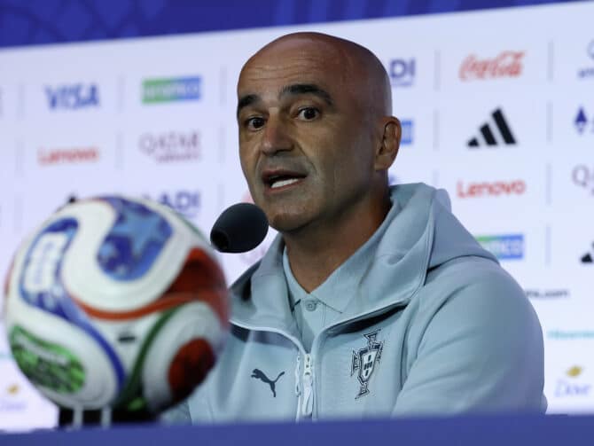 HOUSTON, TEXAS - 22. Juni: Portugals Nationaltrainer Roberto Martínez spricht während der Pressekonferenz einen Tag vor dem FIFA-Weltmeisterschafts-Gruppenspiel der Gruppe K zwischen Portugal und Usbekistan im Houston Stadium am 22. Juni 2026 in Houston, Texas. (Foto: Jack Gorman/Getty Images)