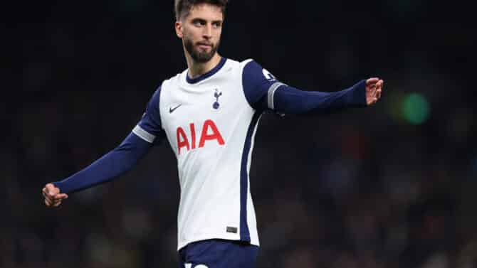 Rodrigo Bentancur gestikuliert im Trikot von Tottenham Hotspur auf dem Spielfeld