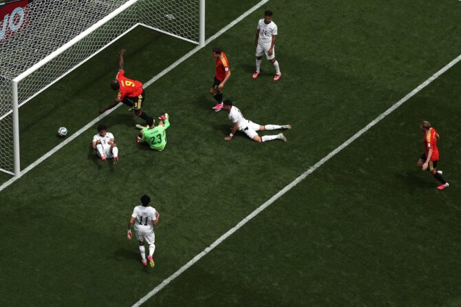Belgiens Stürmer Romelu Lukaku (Nummer 9) erzwingt im WM-Gruppenspiel gegen Ägypten ein Eigentor von Mohamed Hany (Nummer 3). Die Partie der Gruppe G fand am 15. Juni 2026 im Seattle Stadium in Seattle, Washington, statt. Emilee Chinn / Getty Images North America via Getty Images