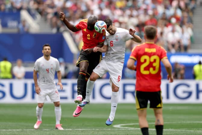 INGLEWOOD, CALIFORNIA - 21. Juni: Romelu Lukaku (#9) aus Belgien und Saeid Ezatolahi (#6) aus dem Iran kämpfen um den Ball während des FIFA-Weltmeisterschafts-Gruppenspiels der Gruppe G zwischen Belgien und dem Iran im Los Angeles Stadium am 21. Juni 2026 in Inglewood, Kalifornien. (Foto: Jamie Squire/Getty Images)