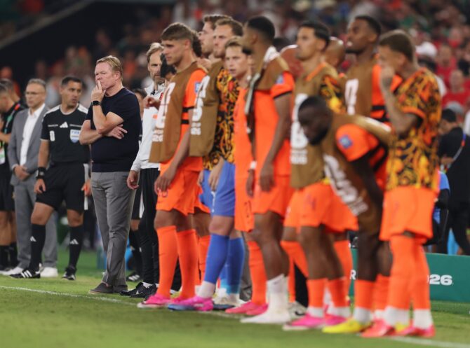 Ronald Koeman, Trainer der Niederlande, steht mit den Ersatzspielern während des Elfmeterschießens im Sechzehntelfinale der WM 2026 gegen Marokko an der Seitenlinie. Die Szene entstand am 29. Juni 2026 im Monterrey Stadium in Guadalupe, Mexiko. Carl Recine / Getty Images
