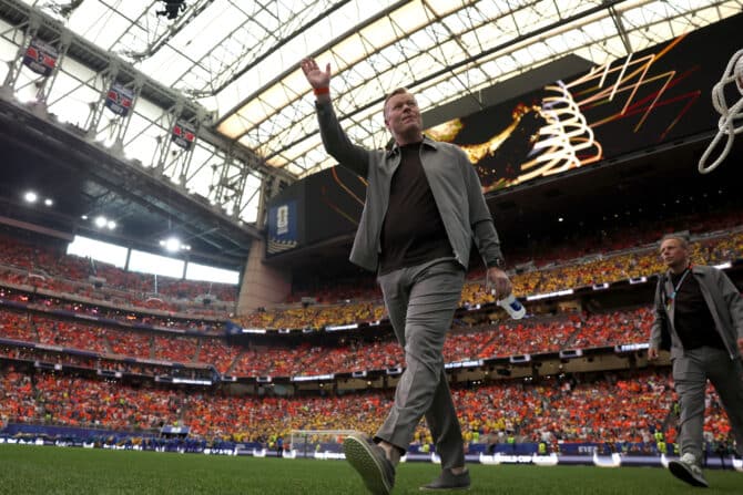 Houston, Texas, USA, 20. Juni 2026: Ronald Koeman, Cheftrainer der Niederlande, winkt den Fans vor dem WM-Gruppenspiel der Gruppe F zwischen den Niederlanden und Schweden im Houston Stadium zu. (Foto: Molly Darlington/Getty Images)