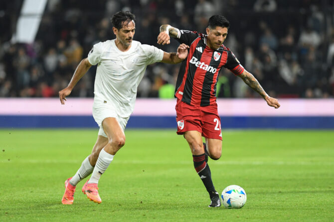 Roque Santa Cruz von Club Libertad und Enzo Pérez von River Plate kämpfen im Achtelfinal-Hinspiel der Copa CONMEBOL Libertadores 2025 im La Huerta Stadium um den Ball. Die Partie fand am 14. August 2025 in Asunción, Paraguay, statt. (Foto: Christian Alvarenga/Getty Images)