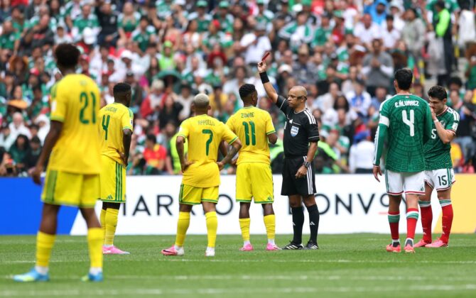 Schiedsrichter Wilton Sampaio zeigt Themba Zwane von Südafrika die Rote Karte beim WM-2026-Gruppenspiel zwischen Mexiko und Südafrika am 11. Juni 2026 im Mexico City Stadium. (Carl Recine / Getty Images)
