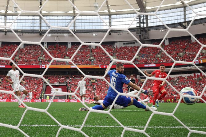 VANCOUVER, BRITISH COLUMBIA - 24. Juni: Ruben Vargas (#17) aus der Schweiz erzielt den ersten Treffer seiner Mannschaft gegen Kanadas Torhüter Maxime Crépeau (#16) während des FIFA-Weltmeisterschafts-Gruppenspiels der Gruppe B zwischen der Schweiz und Kanada im BC Place Vancouver am 24. Juni 2026 in Vancouver, British Columbia. (Foto: Alex Grimm/Getty Images)