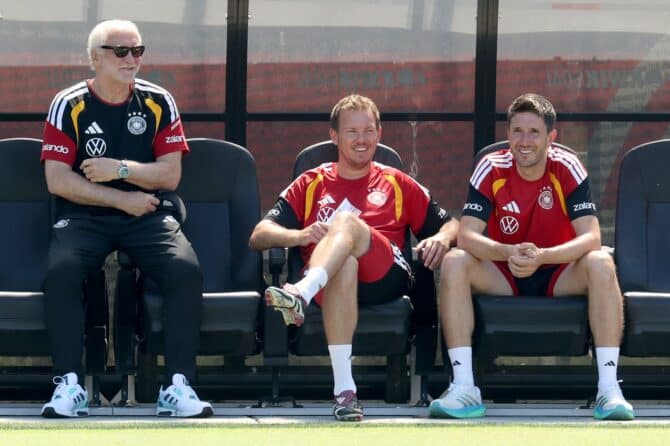 DFB-Sportdirektor Rudi Völler, Bundestrainer Julian Nagelsmann und Co-Trainer Benjamin Glück verfolgen das Training der deutschen Nationalmannschaft am 17. Juni 2026 an der Winston-Salem State University in North Carolina. (Alexander Hassenstein / Getty Images)