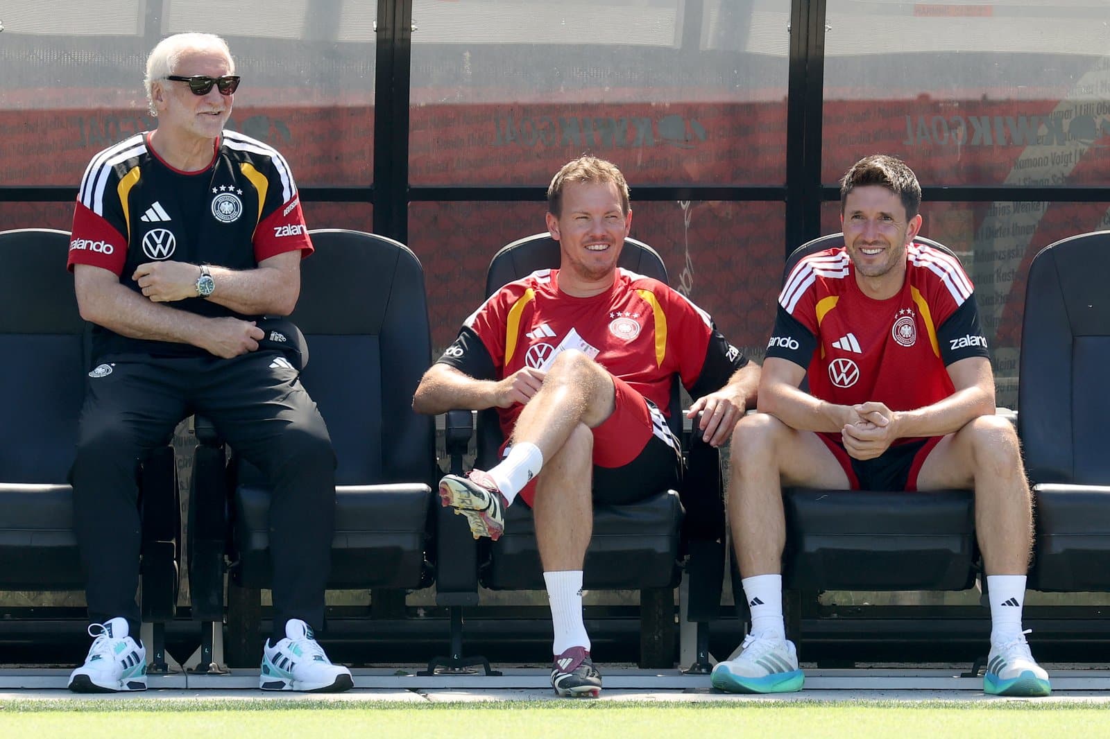 DFB-Sportdirektor Rudi Völler, Bundestrainer Julian Nagelsmann und Co-Trainer Benjamin Glück verfolgen das Training der deutschen Nationalmannschaft am 17. Juni 2026 an der Winston-Salem State University in North Carolina. (Alexander Hassenstein / Getty Images)