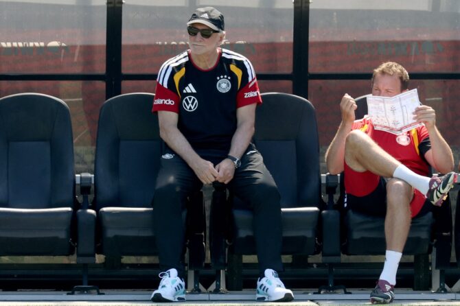 DFB-Sportdirektor Rudi Völler verfolgt gemeinsam mit Bundestrainer Julian Nagelsmann das Training der deutschen Nationalmannschaft an der Winston-Salem State University am 17. Juni 2026 in Winston-Salem, North Carolina, im Rahmen der FIFA Weltmeisterschaft 2026. Alexander Hassenstein / Getty Images