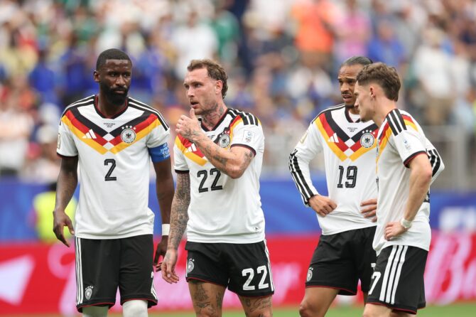 Antonio Rüdiger, David Raum, Leroy Sané und Florian Wirtz (von links) besprechen sich auf dem Feld, während Deutschland am 14. Juni 2026 im Houston Stadium das WM-Gruppenspiel der Gruppe E gegen Curaçao bestreitet. (Alexander Hassenstein / Getty Images)