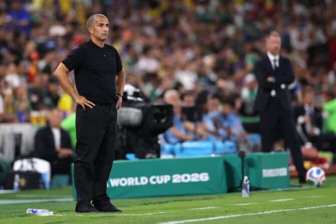 Monterrey, Mexiko, 14. Juni 2026: Tunesiens Nationaltrainer Sabri Lamouchi beobachtet das WM-Spiel der Gruppe F gegen Schweden im Monterrey Stadium. (Foto: Luke Hales/Getty Images)