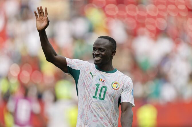 Sadio Mané (Nummer 10) von Senegal applaudiert den Fans nach dem 5:0-Sieg im Gruppe-I-Spiel der WM 2026 gegen den Irak. Die Szene entstand am 26. Juni 2026 im Toronto Stadium in Toronto, Ontario. Michael Reaves / Getty Images