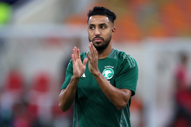 Salem Al Dawsari applaudiert den Fans beim Aufwärmen vor dem WM-Qualifikationsspiel Saudi-Arabiens gegen den Irak am 14. Oktober 2025 in Buraidah