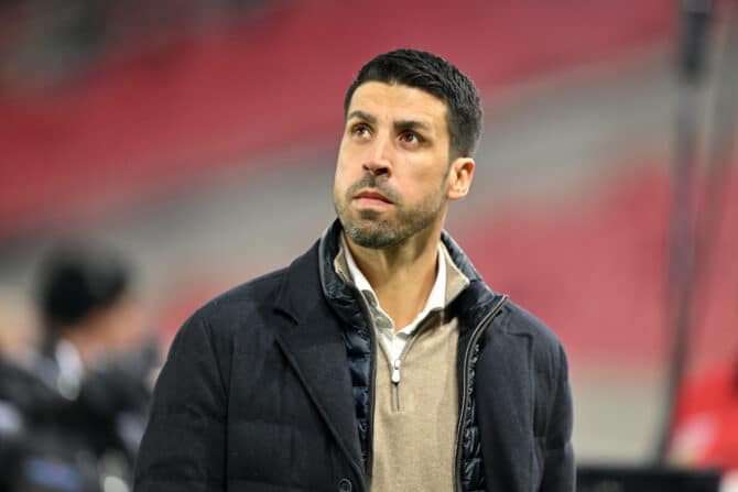 Stuttgart, Deutschland, 15. März 2026: Sami Khedira blickt vor dem Bundesliga-Spiel zwischen dem VfB Stuttgart und RB Leipzig in der MHPArena nach oben. (Foto: Sebastian Widmann/Getty Images)