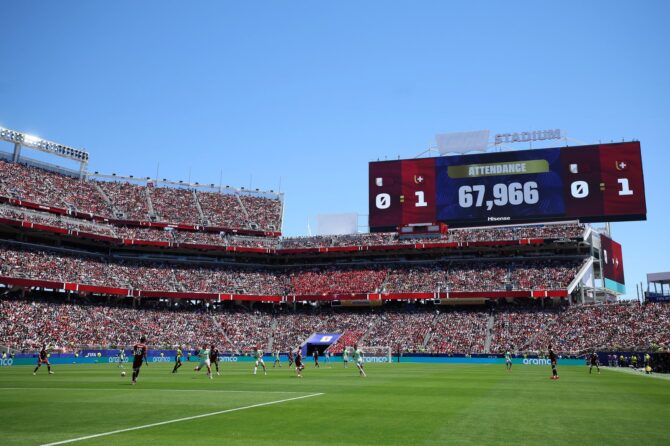 Eine Anzeigetafel zeigt die Zuschauerzahl von 67.966 während des WM-2026-Gruppenspiels der Gruppe B zwischen Katar und der Schweiz im ausverkauften San Francisco Bay Area Stadium in Santa Clara, Kalifornien, am 13. Juni 2026. Alex Grimm / Getty Images