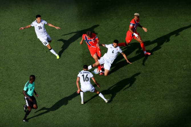 Foxborough, Massachusetts, USA, 16. Juni 2026: Norwegens Sander Berge und Iraks Zaid Tahseen liefern sich im WM-Spiel der Gruppe I zwischen Norwegen und dem Irak im Boston Stadium einen Zweikampf um den Ball. (Foto: Buda Mendes/Getty Images)