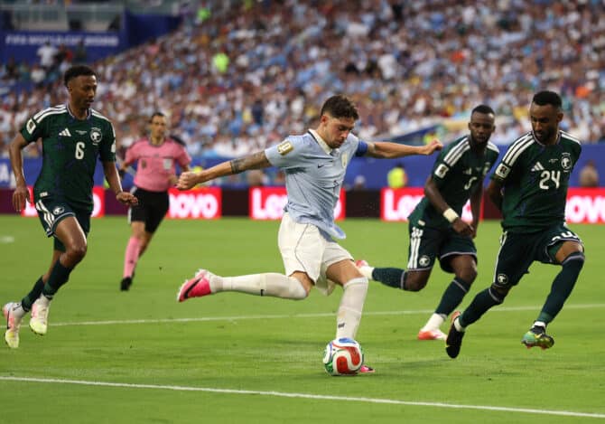 Federico Valverde im hellblauen Uruguay-Trikot zieht ab, umringt von drei saudi-arabischen Verteidigern in Grün