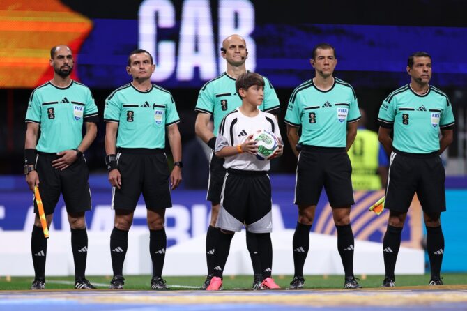 Schiedsrichter Adham Makhadmeh stellt sich mit seinem Gespann vor dem WM-Gruppenspiel zwischen Spanien und Kap Verde auf. Die Partie der Gruppe H fand am 15. Juni 2026 im Atlanta Stadium in Atlanta, Georgia, statt. Buda Mendes / Getty Images North America via Getty Images