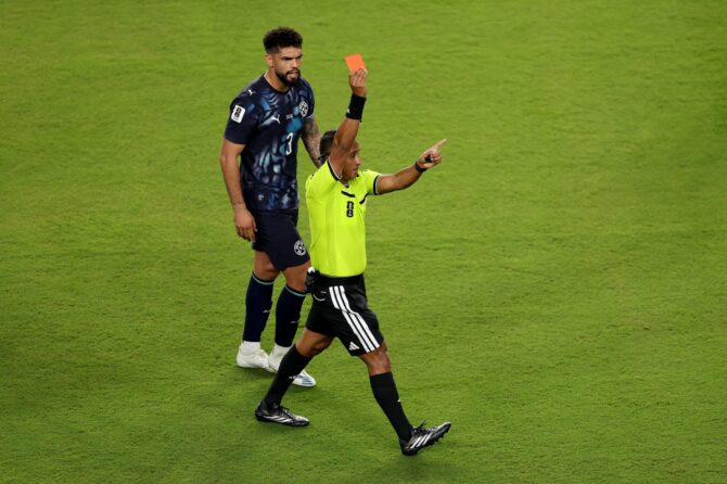 Schiedsrichter Ivan Barton zeigt die Rote Karte für Paraguays Miguel Almirón während des WM-2026-Gruppenspiels zwischen der Türkei und Paraguay am 19. Juni 2026 im San Francisco Bay Area Stadium in Santa Clara. (Stu Forster / Getty Images)