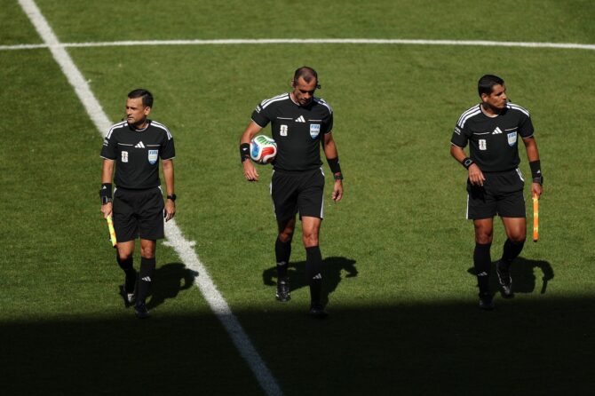 Schiedsrichter Juan Gabriel Benítez und seine Assistenten verlassen nach der ersten Halbzeit des WM-2026-Gruppenspiels der Gruppe E zwischen Deutschland und der Elfenbeinküste am 20. Juni 2026 im Toronto Stadium den Platz. (Megan Briggs / Getty Images)