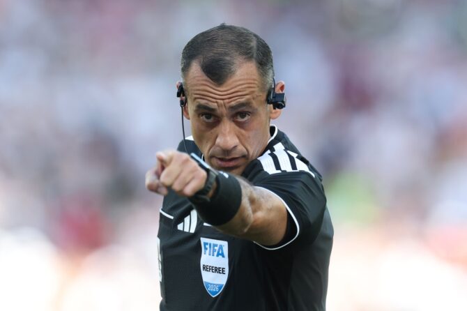 Schiedsrichter Juan Gabriel Benítez gibt im WM-2026-Gruppenspiel der Gruppe E zwischen Deutschland und der Elfenbeinküste am 20. Juni 2026 im Toronto Stadium ein Zeichen. (Alexander Hassenstein / Getty Images)
